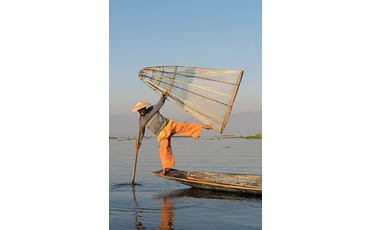 Рыбак с ловушкой, озеро Инле, Мьянма